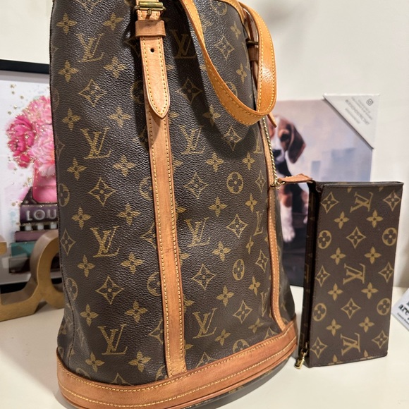 Authentic Louis Vuitton Monogram GM Bucket Bag with pouch. - Picture 3 of 16